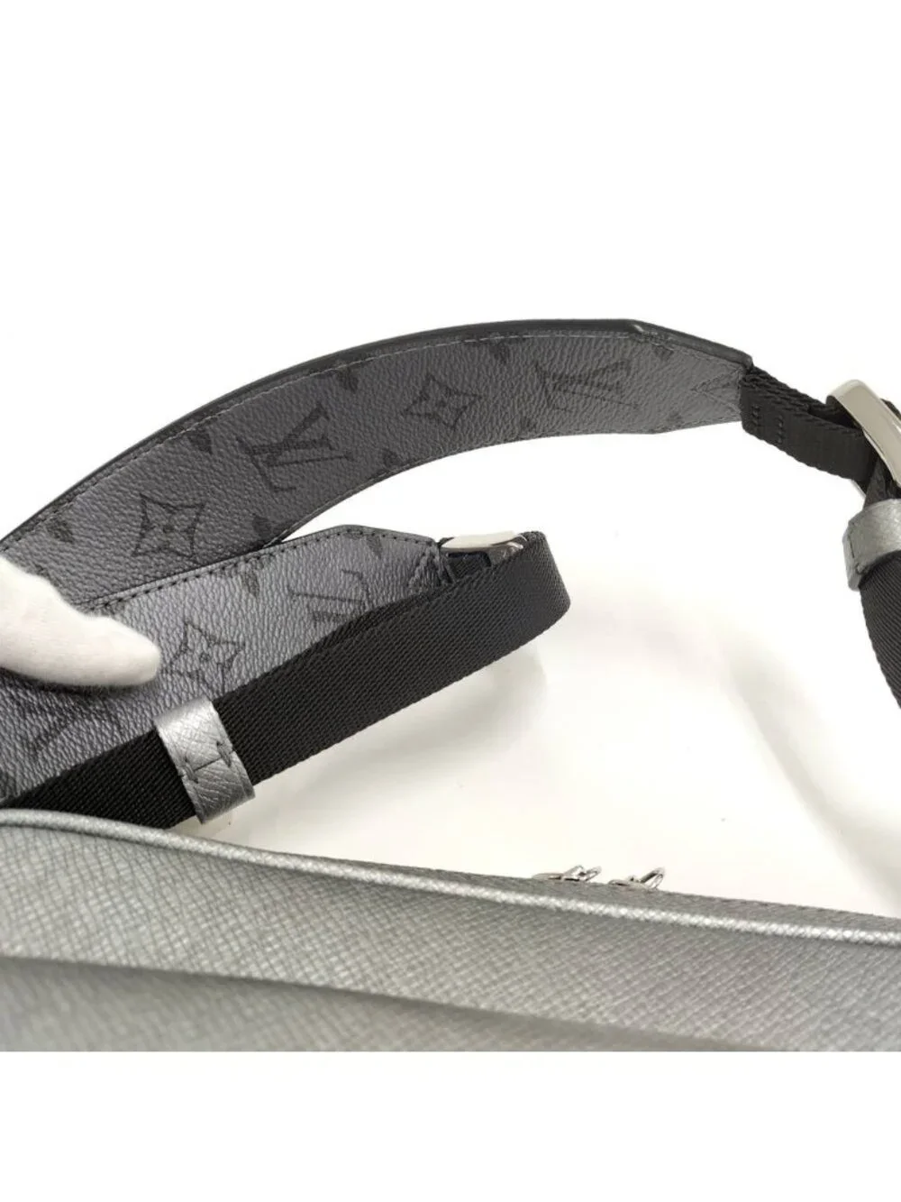 Louis Vuitton Outdoor Messenger Taigarama Taiga Leather